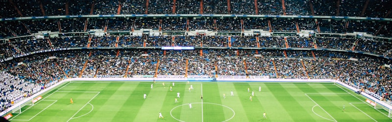 足球教练在场边指挥球队战术布置